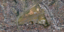 Vista aérea do Aeroporto Carlos Prates cercado por ruas adensadas