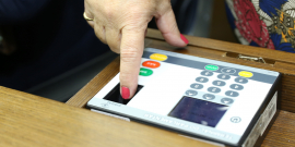 dedo sobre leitor biométrico de votação nominal