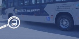 Foto de detalhe de ônibus municipal ao fundo, com filtro azul sobreposto e ícone branco indicando uma lupa sobre ilustraçnao de ônibus.