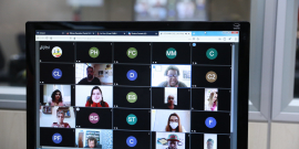 Dez pessoas, entre homens e mulheres, participam de reunião virtual na tela de um computador