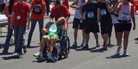 Foto mostra pessoas com deficiência em corrida de rua 