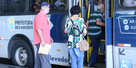 Foto mostra pessoas entrando em um ônibus 