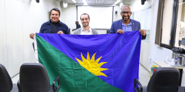 Foto dos autores do PL, Jorge Santos e Cleiton Xavier, e Gabriel Figueiredo segurando a bandeira proposta pelo PL