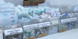 Imagem de medicamentos em recipientes transparentes e identificados 