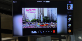 imagem do pirulito da Praça Sete tomado por foliões, retirada da apresentação de Gilberto Castro, presidente da Belotur, na tela do computados. 