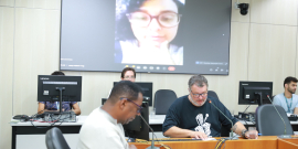 Imagem dos vereadores Pedro Patrus e Gilson Guimarães durante a reunião. A vereadora Iza Lourença aparece na imagemdo telão ao fundo