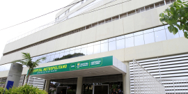 Fachada do Hospital Metropolitano Doutor Célio de Castro, durante o dia.