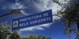Placa de trânsito na qual está escrito "Prefeitura de Belo Horizonte"
