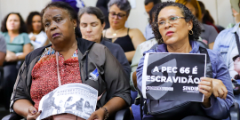Servidoras seguram cartazes contra a PEC 66