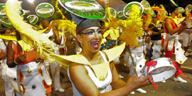 Bateria de bloco de rua desfila no carnaval de BH