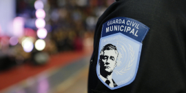 Imagem do emblema da Guarda Municipal na farda do agente
