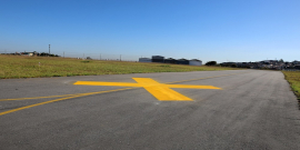 Foto de pista do aeroporto vazia.