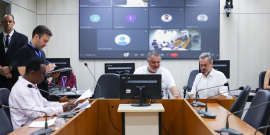 Imagem dos parlamentares Pedro Patrus, Wilsinho da Tabu e Gilson Reis  em torno da mesa em formato de U, durante a reunião. 