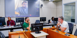 Vereadores se reúnem em volta de mesa