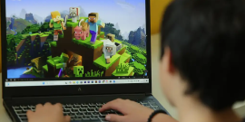 Criança joga em laptop
