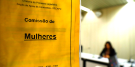 Folha A4 na cor amarela com os dizeres Comissão de Mulheres