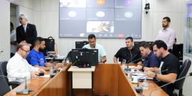 Vereadores assentados no Plenário Camil Caram em reunião da comissão especial
