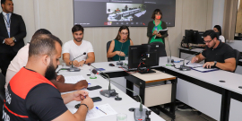 Vereadores assentados no Plenário Helvecio Arantes em reunião da comissão especial