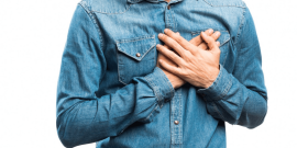 Homem de camisa azul leva a mão ao coração
