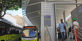 estação do sistema move de transporte público com passageiros trafegando pelo local