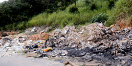 Acúmulo de lixo e entulho na Estrada do Sanatório