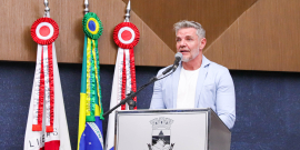 presidente da câmara municipal de belo horizonte discursa aos parlamentares no plenário