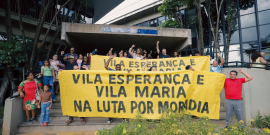 Moradores das vilas exibem faixas de protesto em frente à Câmara Municipal