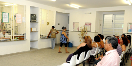 usuários aguardam na recepção de uma unidade de pronto atendimento