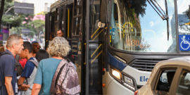 passageiros acessando ônibus do transporte público coletivo de BH