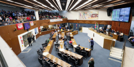 vista do alto de reunião do plenário com os vereadores e público presentes