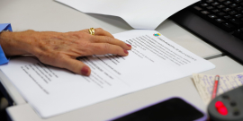 Documento em cima de mesa