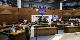 imagem de reunião do plenário com os vereadores e público presentes
