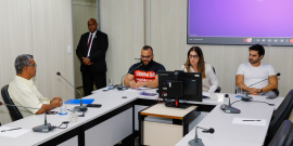 Vereadores e convidados no Plenário Helvécio Arantes
