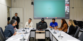 Vereadores e convidados no Plenário Helvécio Arantes