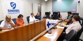 parlamentares e participantes presentes em audiência pública na câmara municipal de bh