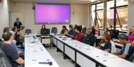 parlamentares e participantes presentes em audiência pública na câmara municipal de bh
