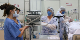Enfermeiros em hospital de campanha