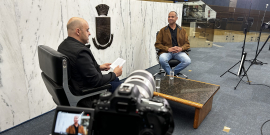 O jornalista Alessandro Duarte entrevista o vereador Wagner Ferreira