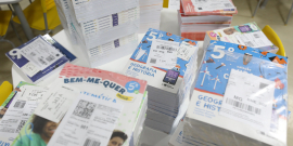 Pilhas de livros didáticos