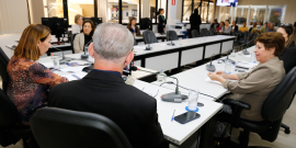 parlamentares e participantes presentes em audiência pública na câmara municipal de bh