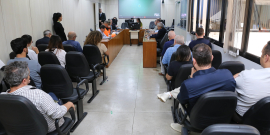 parlamentares e participantes presentes em audiência pública na câmara municipal de bh