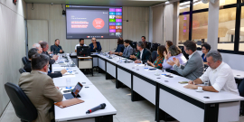 Vereadores e convidados no Plenário Helvécio Arantes