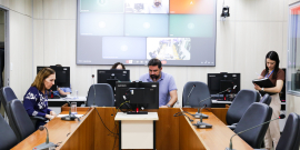 parlamentares presentes em reunião de comissão