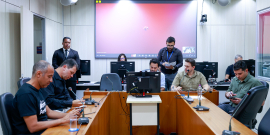 parlamentares presentes em reunião de comissão na câmara de bh