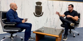 O jornalista Alessandro Duarte entrevista o vereador Pablo Almeida no Penário Amintas de Barros