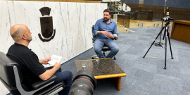 O jornalista Alessandro Duarte entrevista o vereador Bruno Miranda