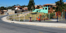 Praça em Belo Horizonte com equipamentos públicos de academia