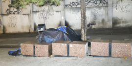 Trecho de calçada com barraca de camping montada