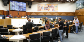 parlamentares presentes em reunião plenária da câmara de bh