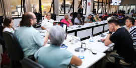 parlamentares e participantes presentes em audiência pública na câmara municipal de bh